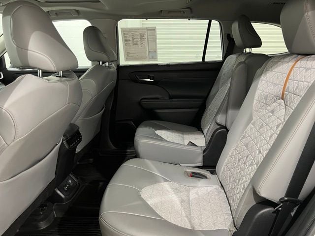 2022 Toyota Highlander Hybrid Bronze Edition