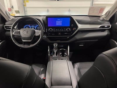 2023 Toyota Highlander Hybrid Platinum