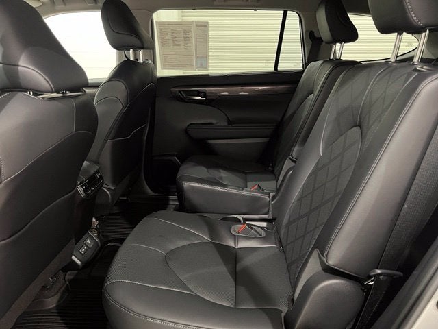 2023 Toyota Highlander Hybrid Platinum