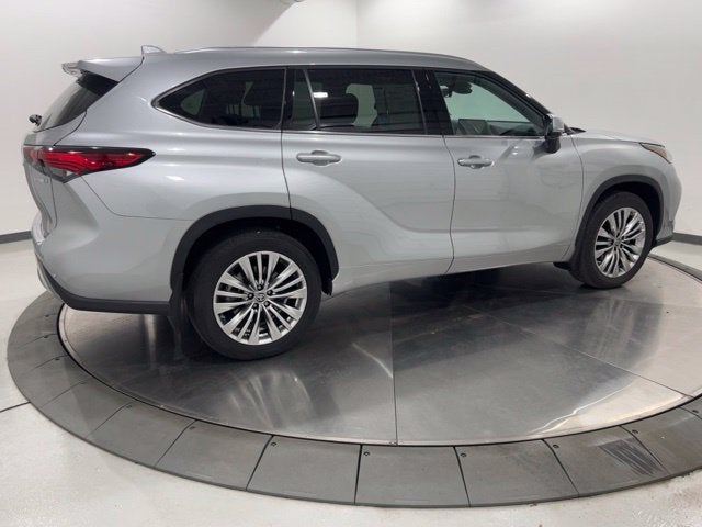 2023 Toyota Highlander Hybrid Platinum