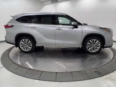 2023 Toyota Highlander Hybrid Platinum