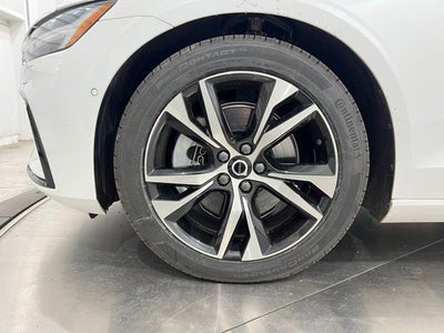 2024 Volvo S60 B5 Plus Dark Theme