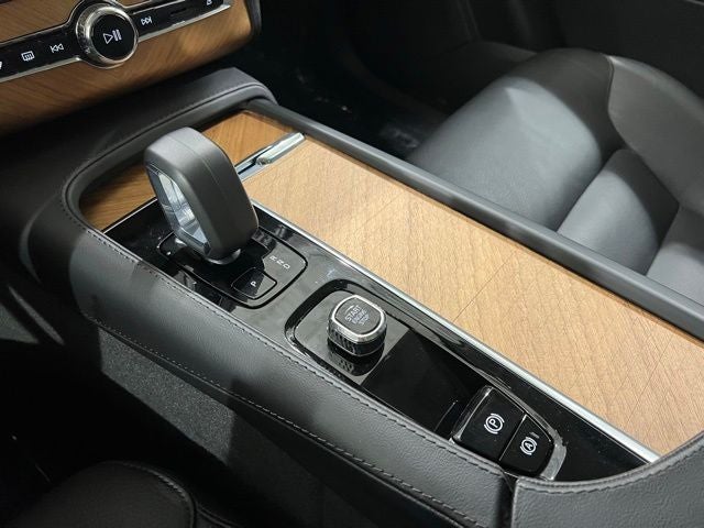 2024 Volvo XC90 B6 Plus Bright Theme