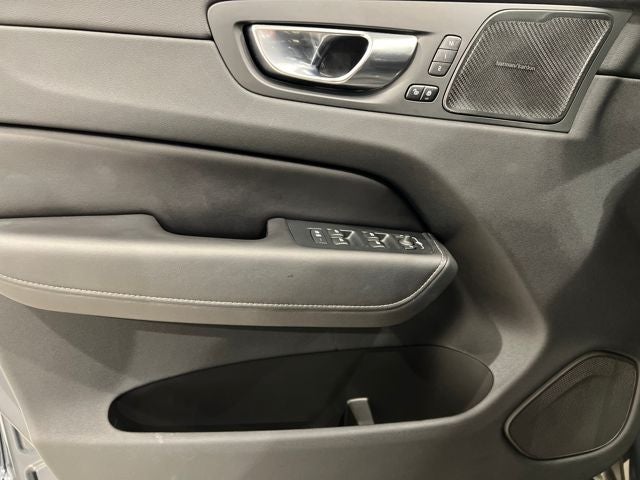 2023 Volvo XC60 B6 Ultimate Bright Theme