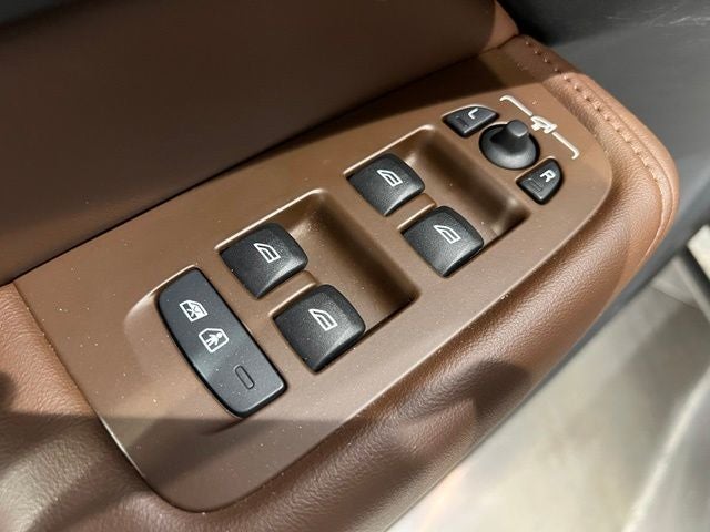 2023 Volvo XC60 B6 Ultimate Dark Theme