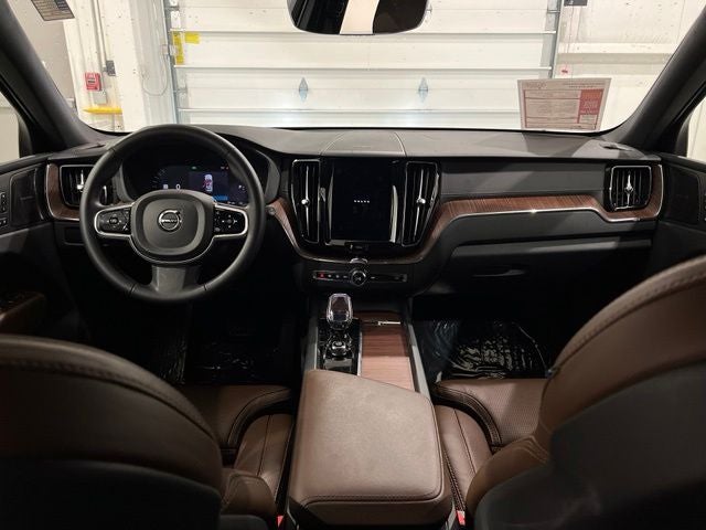2023 Volvo XC60 B6 Ultimate Dark Theme