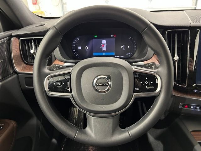 2023 Volvo XC60 B6 Ultimate Dark Theme