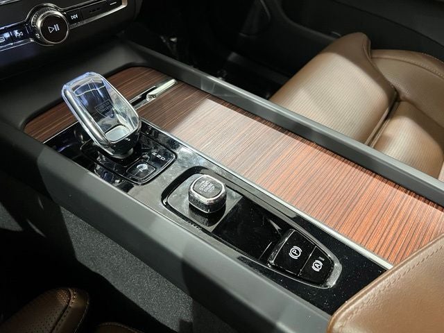 2023 Volvo XC60 B6 Ultimate Dark Theme