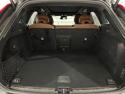 2023 Volvo XC60 B6 Ultimate Dark Theme