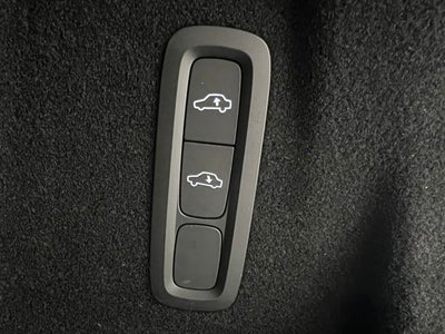 2023 Volvo XC60 B6 Ultimate Dark Theme