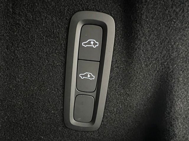 2023 Volvo XC60 B6 Ultimate Dark Theme