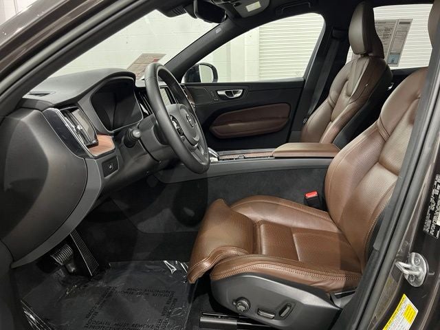 2023 Volvo XC60 B6 Ultimate Dark Theme