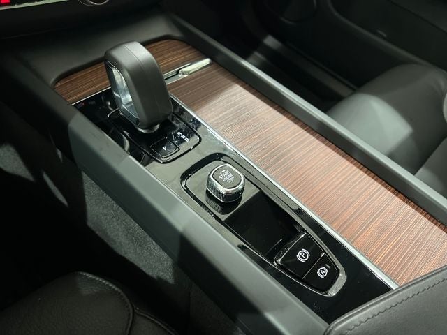 2023 Volvo XC60 Recharge Plug-In Hybrid T8 Plus Bright Theme