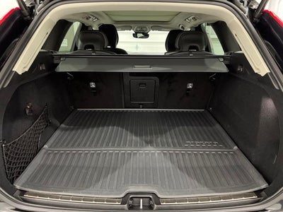 2023 Volvo XC60 Recharge Plug-In Hybrid T8 Plus Bright Theme