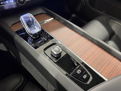 2024 Volvo XC60 B5 Ultimate Dark Theme