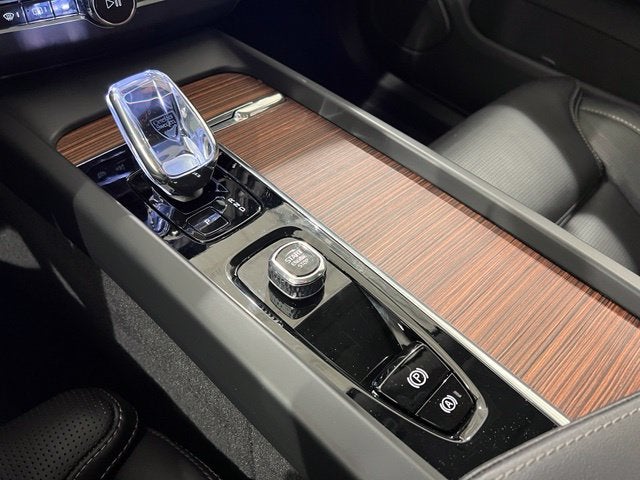 2024 Volvo XC60 B5 Ultimate Dark Theme