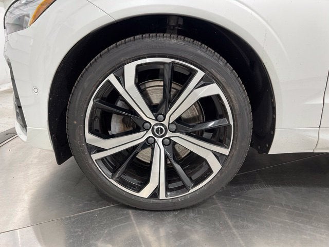 2024 Volvo XC60 B5 Ultimate Dark Theme