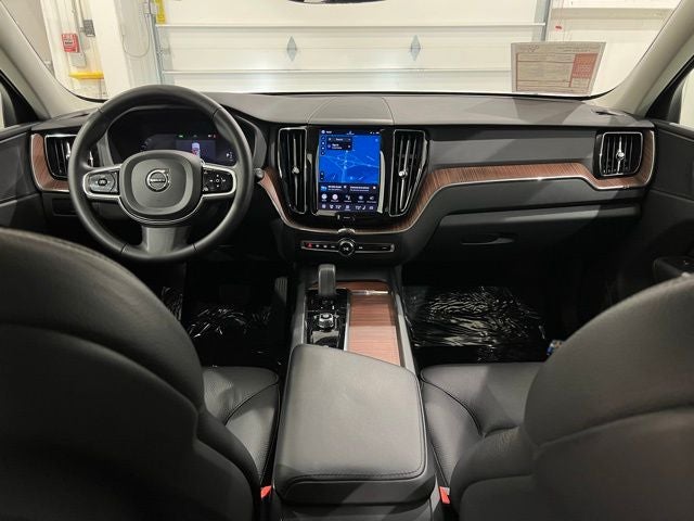 2023 Volvo XC60 B5 Plus Dark Theme