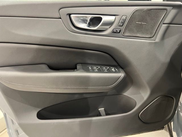 2023 Volvo XC60 B5 Plus Dark Theme
