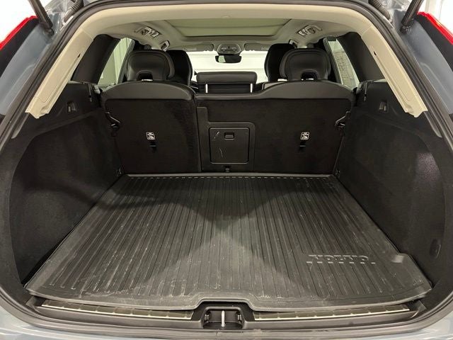2023 Volvo XC60 B5 Plus Dark Theme