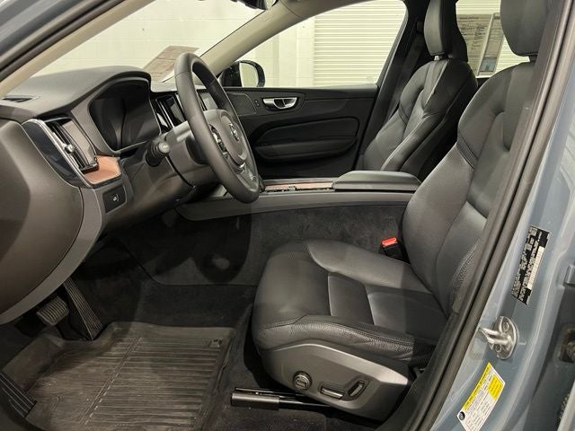 2023 Volvo XC60 B5 Plus Dark Theme