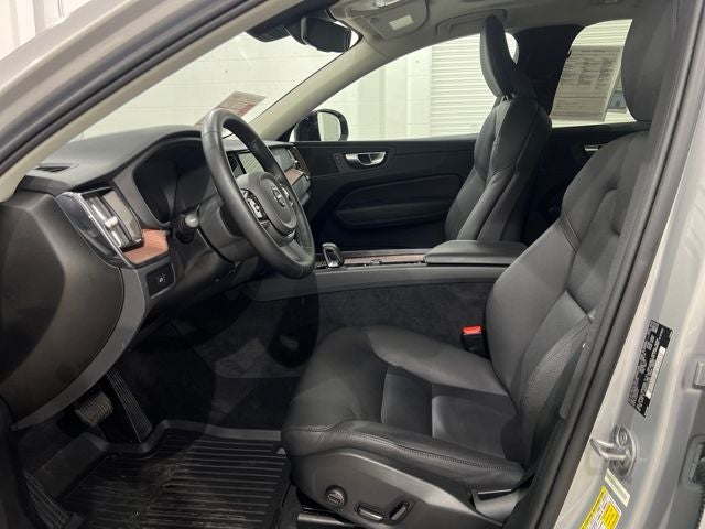 2023 Volvo XC60 B5 Plus Dark Theme