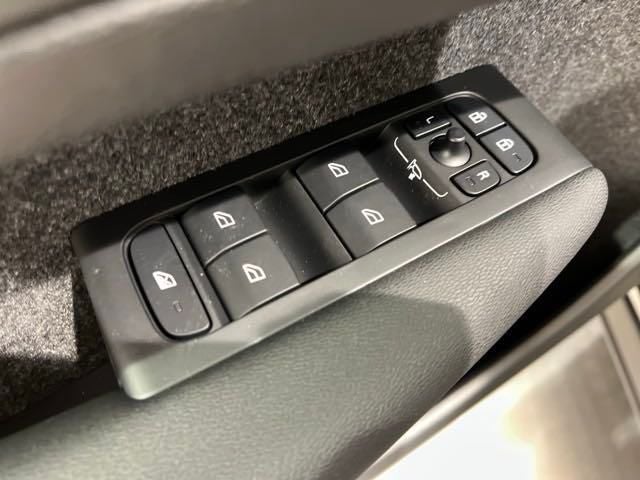 2025 Volvo XC40 B5 Core