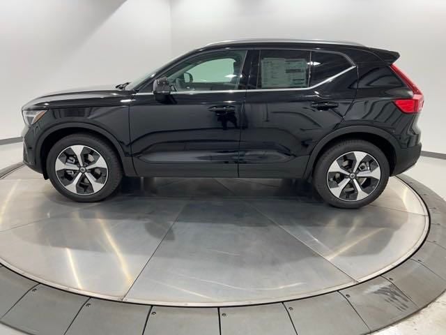 2025 Volvo XC40 B5 Core