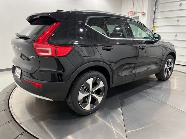 2025 Volvo XC40 B5 Core