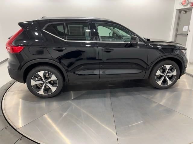 2025 Volvo XC40 B5 Core