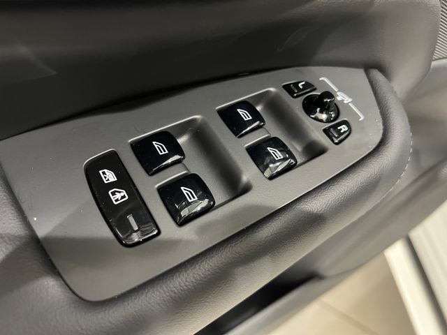 2025 Volvo XC90 B5 Plus