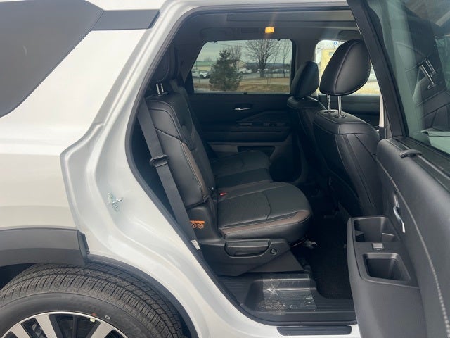 2025 Nissan Pathfinder Platinum BLACK APPEARANCE, CARGO PACKAGE