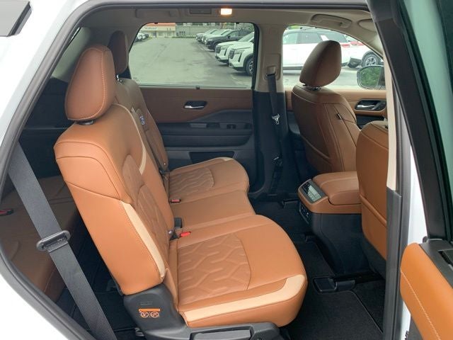 2026 Nissan Pathfinder Platinum CARGO PACKAGE