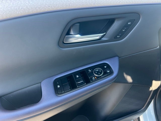 2026 Nissan LEAF PLATINUM+ CARGO, FLOOR MAT PACKAGE